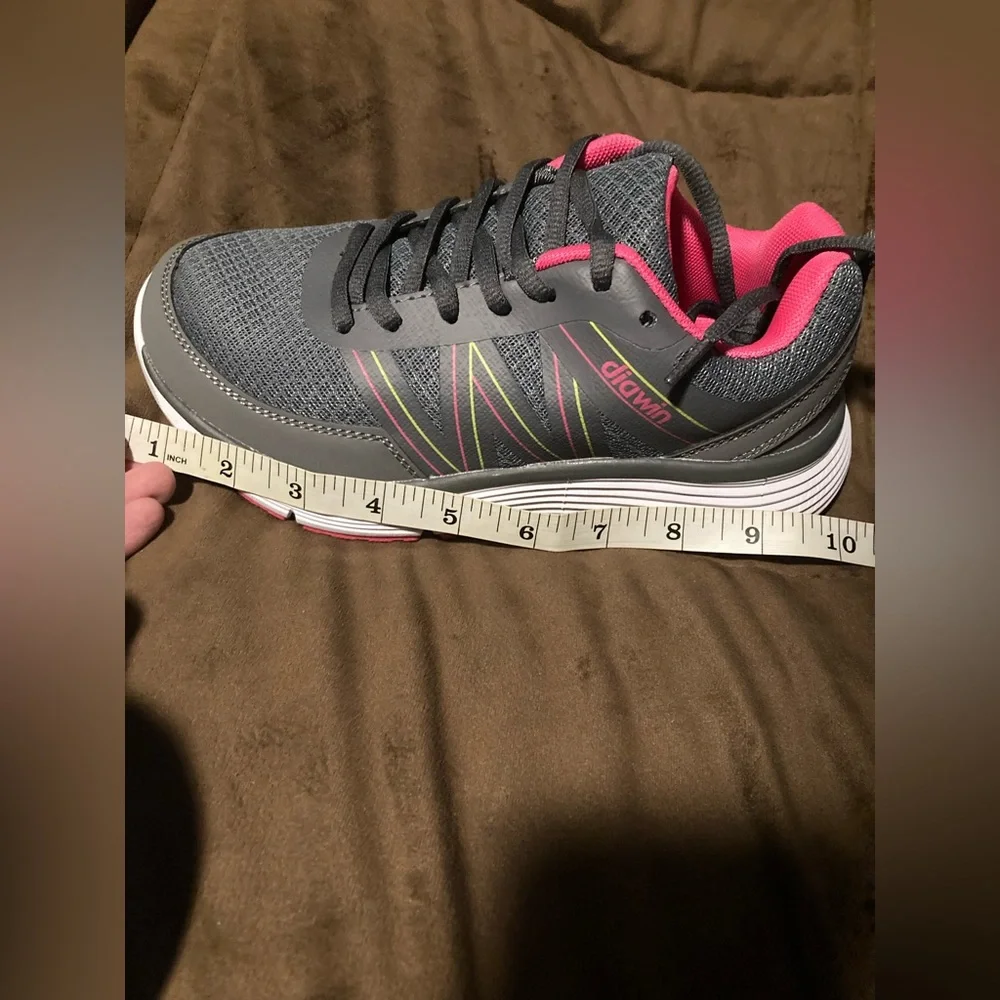 Diawin bend, cloudy orchid, new in box, size 5.5 extra wide, diabetic sneakers